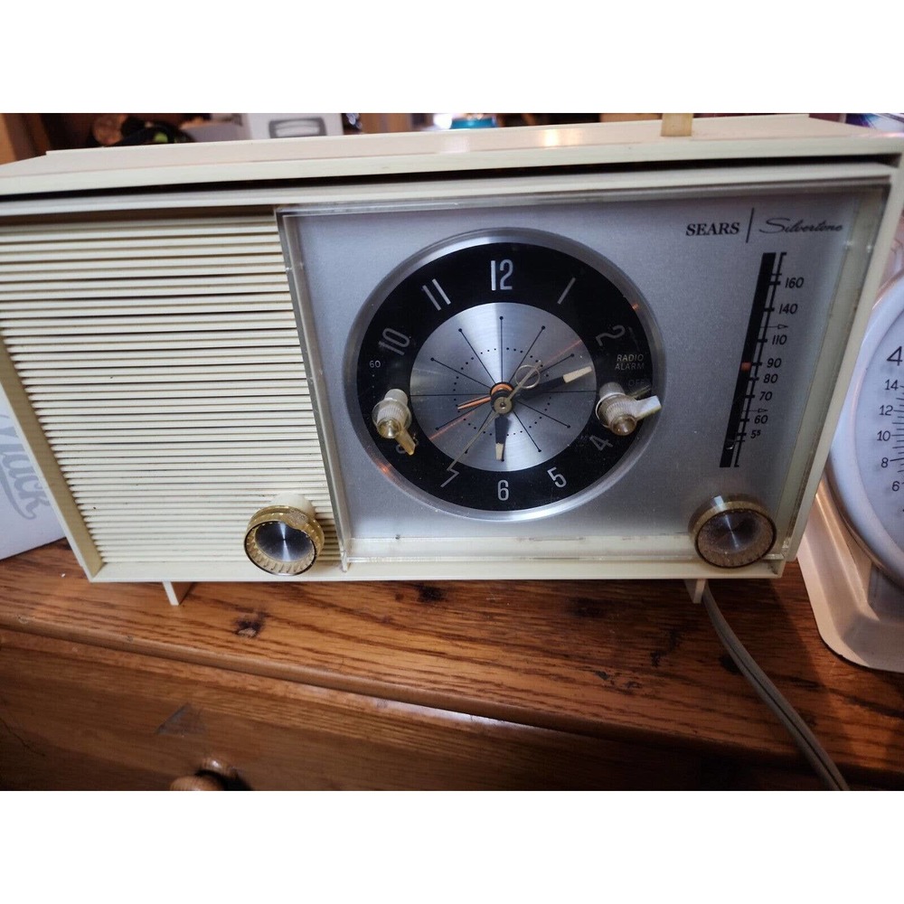 VINTAGE 1964 SEARS,ROEBUCKS, AND CO. SILVERTONE CLOCK/RADIO MODEL 4036. Tested.